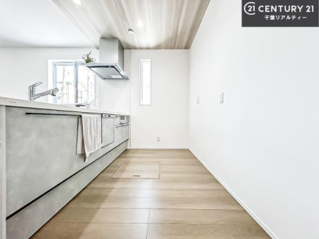 �L�b�`�� ��Ƃ肠�钲���X�y�[�X�ō�Ƃ����₷�����K�ȃL�b�`���ł��I
���q�l�ƈꏏ�ɂ��َq������y���߂�L�X�X�y�[�X�ł��B�y�����������ԂɂȂ肻���ł��ˁI