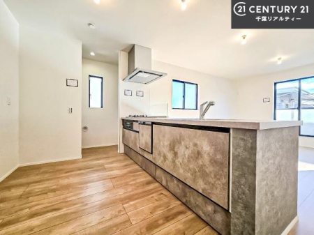 �L�b�`�� ��l�C�̑Ζʎ��V�X�e���L�b�`�����̗p���Ă��܂��I���Ƒ��̃R�~���j�P�[�V���������R�Ƒ�����݌v�ł��B
���q�l�ɂ��ڂ��͂��̂Ŋ������ł��ˁB�L�X�g���ĉ��K�ɍ�Ƃ��i�݂܂��B