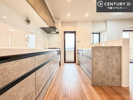 �L�b�`�� �J�b�v�{�[�h�t���̃L�b�`���ł��B
�L�b�`���͉����ƃK�`���K�`���������ł��B�d�q�����W�␆�ъ���u���܂����A��������̐H��͒I�Ɏ��[���\�ł��B