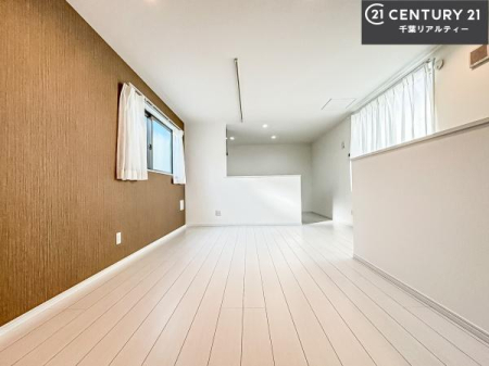 ���r���O �傫�ȑ����炽���Ղ�̗z���������閾�邢���r���O�B�J�����̂��郊�r���O�ŉƑ��c���̂��났�̎��Ԃ��߂����܂��B