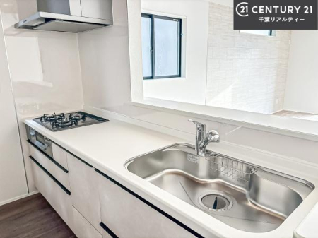 �L�b�`�� ��l�C�̑Ζʎ��V�X�e���L�b�`�����̗p���Ă��܂��I���Ƒ��̃R�~���j�P�[�V���������R�Ƒ�����݌v�ł��B
���q�l�ɂ��ڂ��͂��̂Ŋ������ł��ˁB�L�X�g���ĉ��K�ɍ�Ƃ��i�݂܂��B