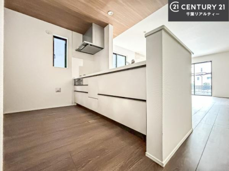 �L�b�`�� ��Ƃ肠�钲���X�y�[�X�ō�Ƃ����₷�����K�ȃL�b�`���ł��I
���q�l�ƈꏏ�ɂ��َq������y���߂�L�X�X�y�[�X�ł��B�y�����������ԂɂȂ肻���ł��ˁI