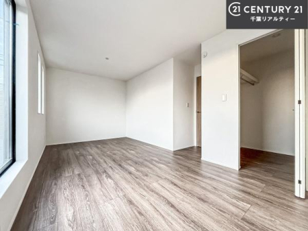 �Q�� �N���[�[�b�g�t���Ŏ��[�͂ɗD�ꂽ�m���B�ߗނ�G�ߕ�������������܂�A������Ԃ��L���L���Ɏg���܂��B�������ڂ��₷���A���K�ȕ�炵���x����ꎺ�ł��B