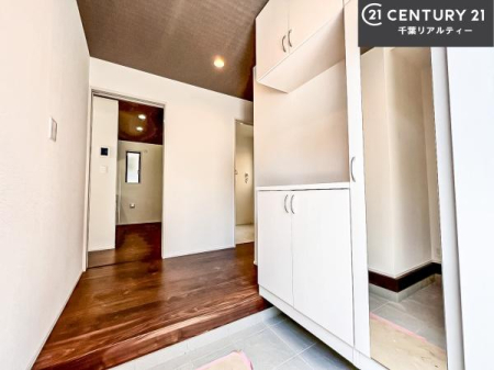 ���� �V���[�Y�{�b�N�X�t���Ȃ̂ŁA���ւ��Еt�����|�������₷���ł��I
�X�b�L���������ւŌ˂��J�����u�ԁA�������̂���S�n������Ԃ��o�}���Ă���܂��B
