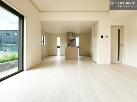 ���r���O �傫�ȑ����炽���Ղ�̗z���������閾�邢���r���O�B�J�����̂��郊�r���O�œ��X�̔��������܂��B