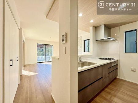 �L�b�`�� ��l�C�̑Ζʎ��V�X�e���L�b�`�����̗p���Ă��܂��I���Ƒ��̃R�~���j�P�[�V���������R�Ƒ�����݌v�ł��B
���q�l�ɂ��ڂ��͂��̂Ŋ������ł��ˁB�L�X�g���ĉ��K�ɍ�Ƃ��i�݂܂��B