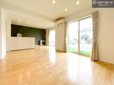 ���r���O �傫�ȑ����炽���Ղ�̗z���������閾�邢���r���O�B�J�����̂��郊�r���O�ŉƑ��c���̂��났�̎��Ԃ��߂����܂��B