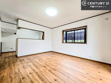 ���r���O �傫�ȑ����炽���Ղ�̗z���������閾�邢���r���O�B�J�����̂��郊�r���O�ŉƑ��c���̂��났�̎��Ԃ��߂����܂��B