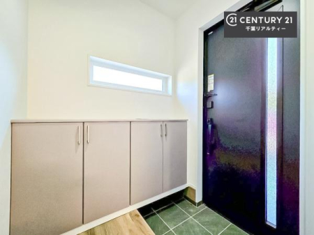 ���� ���ւ̃V���[�Y�{�b�N�X�́A���[�͗ǍD�ŌC���������萮���ł��邾���łȂ��A�㕔������I�Ƃ��Ċ��p�\�B���C�ɓ���̏�����O���[����u���΁A���q���}���邨�����ȋ�ԂɎd�オ��܂�