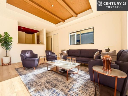 ���r���O �Ƌ��CG�p�[�X�ł��B�傫�ȑ����炽���Ղ�̗z���������閾�邢���r���O�B�J�����̂��郊�r���O�ŉƑ��c���̂��났�̎��Ԃ��߂����܂��B