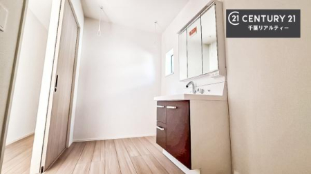 ���ʑ�E���ʏ� �O�ʋ��d�l�̐��ʏ��́A�g�����Ȃ݂����₷������I���͎��[�ɂȂ��Ă��܂��B�h���C���[�₨���ϓ����Еt������̂Ő��ʑ������X�b�L���ƌ����邱�Ƃ��o���܂��I