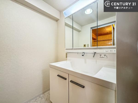 ���ʑ�E���ʏ� �O�ʋ��d�l�̐��ʏ��́A�g�����Ȃ݂����₷������I���͎��[�ɂȂ��Ă��܂��B�h���C���[�₨���ϓ����Еt������̂Ő��ʑ������X�b�L���ƌ����邱�Ƃ��o���܂��I