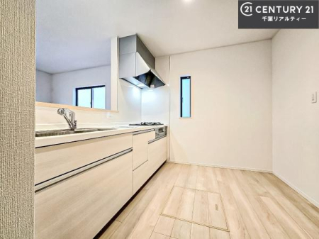 �L�b�`�� ��l�C�̑Ζʎ��V�X�e���L�b�`�����̗p���Ă��܂��I���Ƒ��̃R�~���j�P�[�V���������R�Ƒ�����݌v�ł��B
���q�l�ɂ��ڂ��͂��̂Ŋ������ł��ˁB�L�X�g���ĉ��K�ɍ�Ƃ��i�݂܂��B