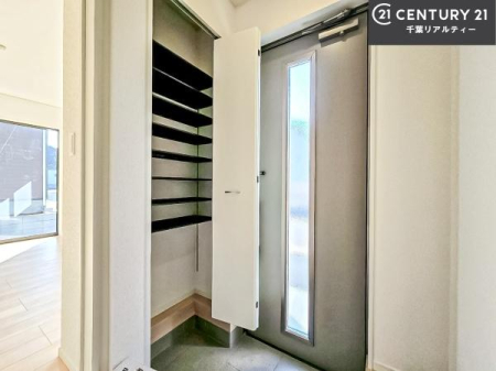 ���� �V���[�Y�{�b�N�X�t���Ȃ̂ŁA���ւ��Еt�����|�������₷���ł��I
�X�b�L���������ւŌ˂��J�����u�ԁA�������̂���S�n������Ԃ��o�}���Ă���܂��B