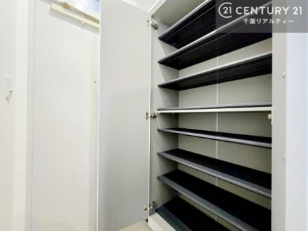 ���� �V���[�Y�{�b�N�X�t���Ȃ̂ŁA���ւ��Еt�����|�������₷���ł��I
�X�b�L���������ւŌ˂��J�����u�ԁA�������̂���S�n������Ԃ��o�}���Ă���܂��B

