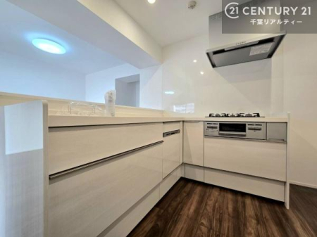 �L�b�`�� �g������̂悢L���^�L�b�`���̓V���N�ƃR������90�x�̊p�x�Ŕz�u����A�̂������Ɖ񂷂����Œ��������������I