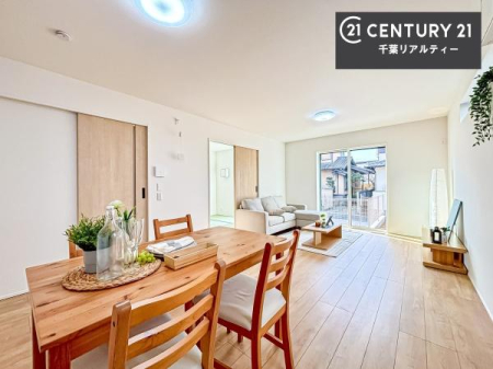 ���r���O �傫�ȑ����炽���Ղ�̗z���������閾�邢���r���O�B�J�����̂��郊�r���O�ŉƑ��c���̂��났�̎��Ԃ��߂����܂��B