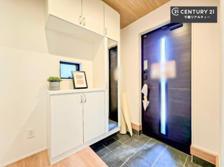 ���� �V���[�Y�{�b�N�X�t���Ȃ̂ŁA���ւ��Еt�����|�������₷���ł��I
�X�b�L���������ւŌ˂��J�����u�ԁA�������̂���S�n������Ԃ��o�}���Ă���܂��B