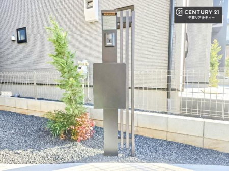 ���̑� �X�փ|�X�g��̌^�̑�z�{�b�N�X�t���ŕs�ݎ��ł��ו����󂯎��ĂƂ��Ă��֗��I
�Ƃɂ��Ȃ��Ⴂ���Ȃ��X�g���X����I�Ĕz�B�̎�Ԃ��Ȃ��܂��I