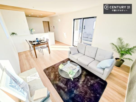 ���r���O ��؂ȉƑ����W�܂邩�炱��LDK�ɂ͂�����肽���B
�q�����������C�ɏ΂��Ȃ��瑖�����Ă���p�����������u�L���Ƃɂ��ėǂ������v�Ǝv���u�Ԃł��B