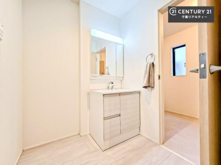 ���ʑ�E���ʏ� �O�ʋ��d�l�̐��ʏ��́A�g�����Ȃ݂����₷������I���͎��[�ɂȂ��Ă��܂��B�h���C���[�₨���ϓ����Еt������̂Ő��ʑ������X�b�L���ƌ����邱�Ƃ��o���܂��I