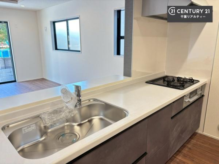 �L�b�`�� ��l�C�̑Ζʎ��V�X�e���L�b�`�����̗p���Ă��܂��I���Ƒ��̃R�~���j�P�[�V���������R�Ƒ�����݌v�ł��B
���q�l�ɂ��ڂ��͂��̂Ŋ������ł��ˁB���[���L�x�Ŏg������̗ǂ��L�b�`���ł��I