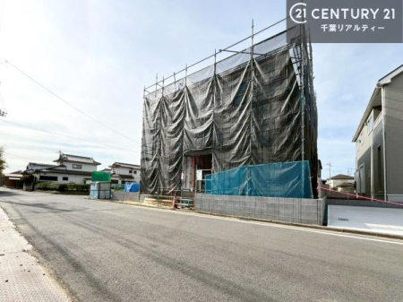 �O�ʓ��H�܂ތ��n�ʐ^ �O�ʓ��H�͍L�X�Ƃ��Ă���A�Ԃ̏o����������N���N�B�J�������ӂ�闧�n�ŁA���S���ĕ�点��Z�܂��ł��B