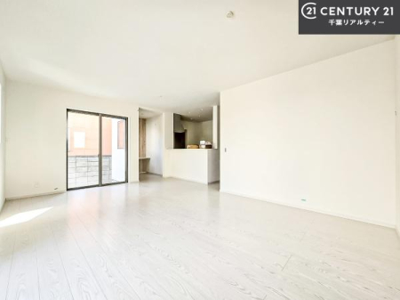 ���r���O ��؂ȉƑ����W�܂邩�炱��LDK�ɂ͂�����肽���B
�q�����������C�ɏ΂��Ȃ��瑖�����Ă���p�����������u�L���Ƃɂ��ėǂ������v�Ǝv���u�Ԃł��B