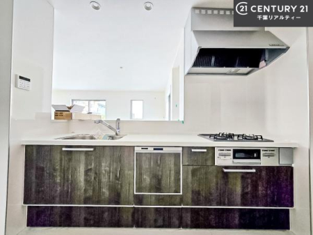 �L�b�`�� ��Ƃ肠�钲���X�y�[�X�ō�Ƃ����₷�����K�ȃL�b�`���ł��I
���q�l�ƈꏏ�ɂ��َq������y���߂�L�X�X�y�[�X�ł��B�y�����������ԂɂȂ肻���ł��ˁI