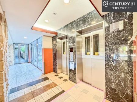 ���̑����p�� �G���x�[�^�[�����ŁA�����̈ړ����X���[�Y�B��K�ւ̃A�N�Z�X�����K�Ȃ��߁A���N�z�̕��⏬���Ȃ��q���܂����邲�ƒ�ɂ����S�ł��B���K���Ɨ��֐������˔������Z�܂��ł��B