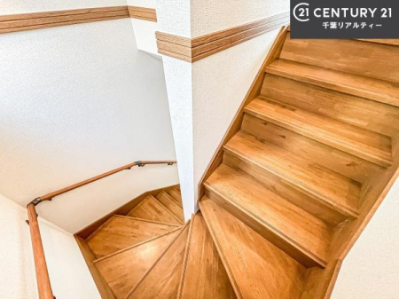 ���̑����� �肷��t���̊K�i���̗p���A��艺��̍ۂ����S���̂���݌v�B
�����݂����Ă��邽�߁A�����͎��R�����������݁A���邭�J���I�ȋ�Ԃł��B