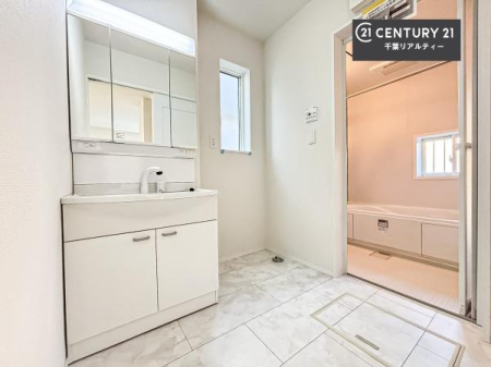 ���ʑ�E���ʏ� �O�ʋ��d�l�̐��ʏ��́A�g�����Ȃ݂����₷������I���͎��[�ɂȂ��Ă��܂��B�h���C���[�₨���ϓ����Еt������̂Ő��ʑ������X�b�L���ƌ����邱�Ƃ��o���܂��I