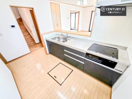 �L�b�`�� ��l�C�̑Ζʎ��V�X�e���L�b�`�����̗p���Ă��܂��I���Ƒ��̃R�~���j�P�[�V���������R�Ƒ�����݌v�ł��B
���q�l�ɂ��ڂ��͂��̂Ŋ������ł��ˁB�L�X�g���ĉ��K�ɍ�Ƃ��i�݂܂��B