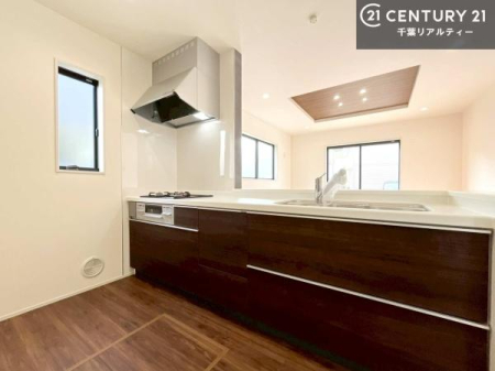 �L�b�`�� ��l�C�̑Ζʎ��V�X�e���L�b�`�����̗p���Ă��܂��I���Ƒ��̃R�~���j�P�[�V���������R�Ƒ�����݌v�ł��B
���q�l�ɂ��ڂ��͂��̂Ŋ������ł��ˁB�L�X�g���ĉ��K�ɍ�Ƃ��i�݂܂��B