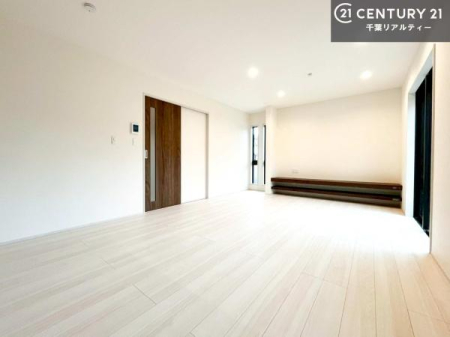 ���r���O �S�n�ǂ����r���O�͉Ƒ������R�ƏW�܂�܂��B�Ƒ��c�R�̎��Ԃ����������ł��B���Ƒ��ƁA����w�[���������Ԃ��߂��������ł��ˁB