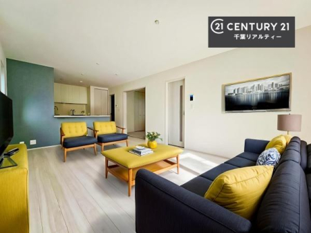 ���r���O �Ƌ��CG�p�[�X�ł��B�傫�ȑ����炽���Ղ�̗z���������閾�邢���r���O�B�J�����̂��郊�r���O�ŉƑ��c���̂��났�̎��Ԃ��߂����܂��B