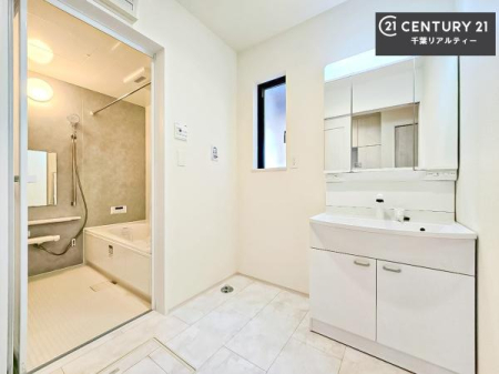 ���ʑ�E���ʏ� �O�ʋ��d�l�̐��ʏ��́A�g�����Ȃ݂����₷������I���͎��[�ɂȂ��Ă��܂��B�h���C���[�₨���ϓ����Еt������̂Ő��ʑ������X�b�L���ƌ����邱�Ƃ��o���܂��I