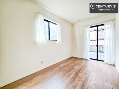 �m�� ���r���O�ɗאڂ����m���͉Ƒ��̃��C�t�X�^�C���ɍ��킹�ď_��Ɏg����֗��ȋ�ԁB�����J����΃��r���O�ƈ�̊��̂���L�X�Ƃ�����ԂɁA�߂�Η��q�p�̌��⃏�[�N�X�y�[�X�A�L�b�Y���[���Ƃ��Ă����􂵂܂��B