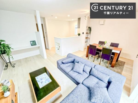 ���r���O �y�������z��؂ȉƑ����W�܂邩�炱��LDK�ɂ͂�����肽���B
�q�����������C�ɏ΂��Ȃ��瑖�����Ă���p�����������u�L���Ƃɂ��ėǂ������v�Ǝv���u�Ԃł��B