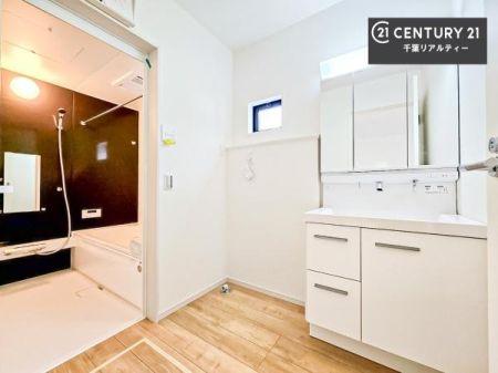 ���ʑ�E���ʏ� �O�ʋ��d�l�̐��ʏ��́A�g�����Ȃ݂����₷������I���͎��[�ɂȂ��Ă��܂��B�h���C���[�₨���ϓ����Еt������̂Ő��ʑ������X�b�L���ƌ����邱�Ƃ��o���܂��I