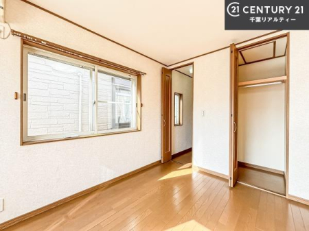 �m�� �L�x�Ȏ��[�X�y�[�X�ŁA�Z��Ԃ�������B
��������}���A��������Ԃ�ۂĂ���[�[���̏Z�܂��ł��B