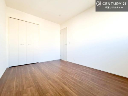 �q������ ���[�X�y�[�X���������Ă���A�ߗނ₨������A�w�p�i�Ȃǂ��������萮���ł��܂��B���������L���g���邽�߁A���K�Ő������Z��Ԃ��������܂��B