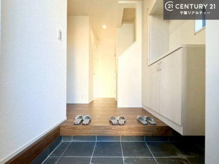 ���� �V���[�Y�{�b�N�X�t���Ȃ̂ŁA���ւ��Еt�����|�������₷���ł��I
�X�b�L���������ւŌ˂��J�����u�ԁA�������̂���S�n������Ԃ��o�}���Ă���܂��B
