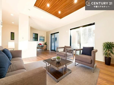 ���r���O �Ƌ��CG�p�[�X�ł��B��؂ȉƑ����W�܂邩�炱��LDK�ɂ͂�����肽���B
�q�����������C�ɏ΂��Ȃ��瑖�����Ă���p�����������u�L���Ƃɂ��ėǂ������v�Ǝv���u�Ԃł��B