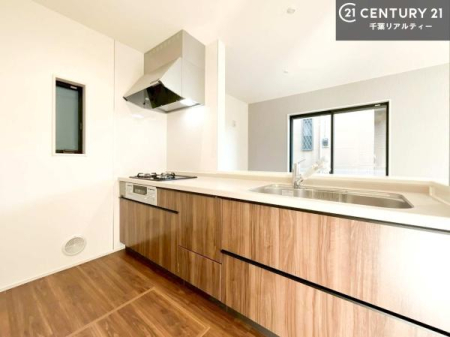 �L�b�`�� ��l�C�̑Ζʎ��V�X�e���L�b�`�����̗p���Ă��܂��I���Ƒ��̃R�~���j�P�[�V���������R�Ƒ�����݌v�ł��B
���q�l�ɂ��ڂ��͂��̂Ŋ������ł��ˁB�L�X�g���ĉ��K�ɍ�Ƃ��i�݂܂��B