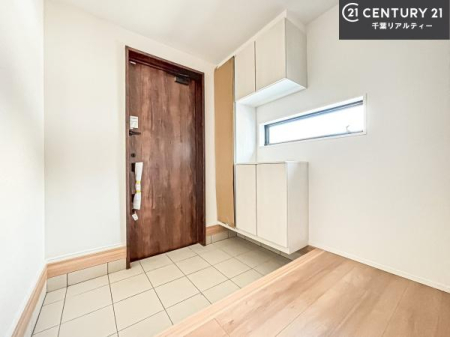 ���� �V���[�Y�{�b�N�X�t���Ȃ̂ŁA���ւ��Еt�����|�������₷���ł��I
�X�b�L���������ւŌ˂��J�����u�ԁA�������̂���S�n������Ԃ��o�}���Ă���܂��B
