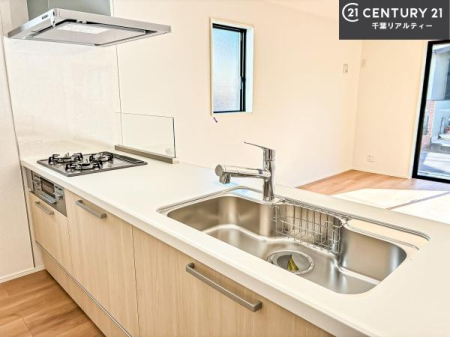 �L�b�`�� ���C�h�ȃV���N�ł��ˁI�������˂ɂ������������₷���Ǝ����y�X�d�l�̃V�X�e���L�b�`���ł��I
�f�U�C�����Ƌ@�\�������˂��L�b�`���Ő�����������܂��ˁI