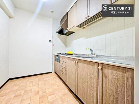 �L�b�`�� ��Ƃ肠�钲���X�y�[�X�ō�Ƃ����₷�����K�ȃL�b�`���ł��I
���q�l�ƈꏏ�ɂ��َq������y���߂�L�X�X�y�[�X�ł��B�y�����������ԂɂȂ肻���ł��ˁI