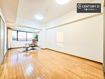 ���r���O �傫�ȑ����炽���Ղ�̍̌���������郊�r���O�͖��邭�J���������Ԃł��I