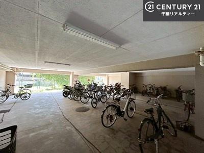 ���̑����p�� ���֏ꊮ���ŁA���q���܂̎��]�Ԃ�ʋΗp�̎��]�Ԃ����S���Ēu���܂��B���Ƒ��ɂ����ꂵ���֗��Ȑݔ��ł��B